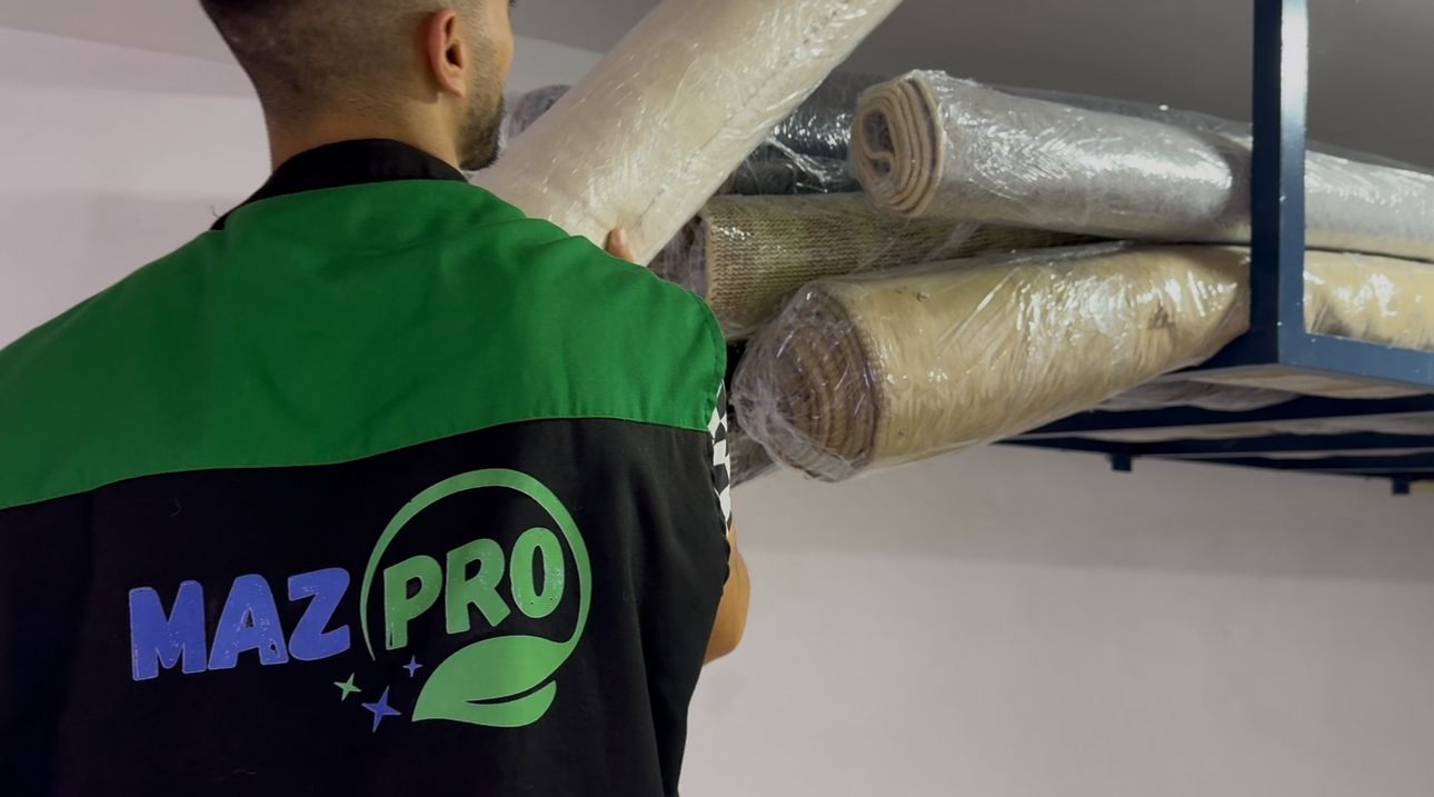 Technicien MazPro rangeant des tapis nettoyés et emballés